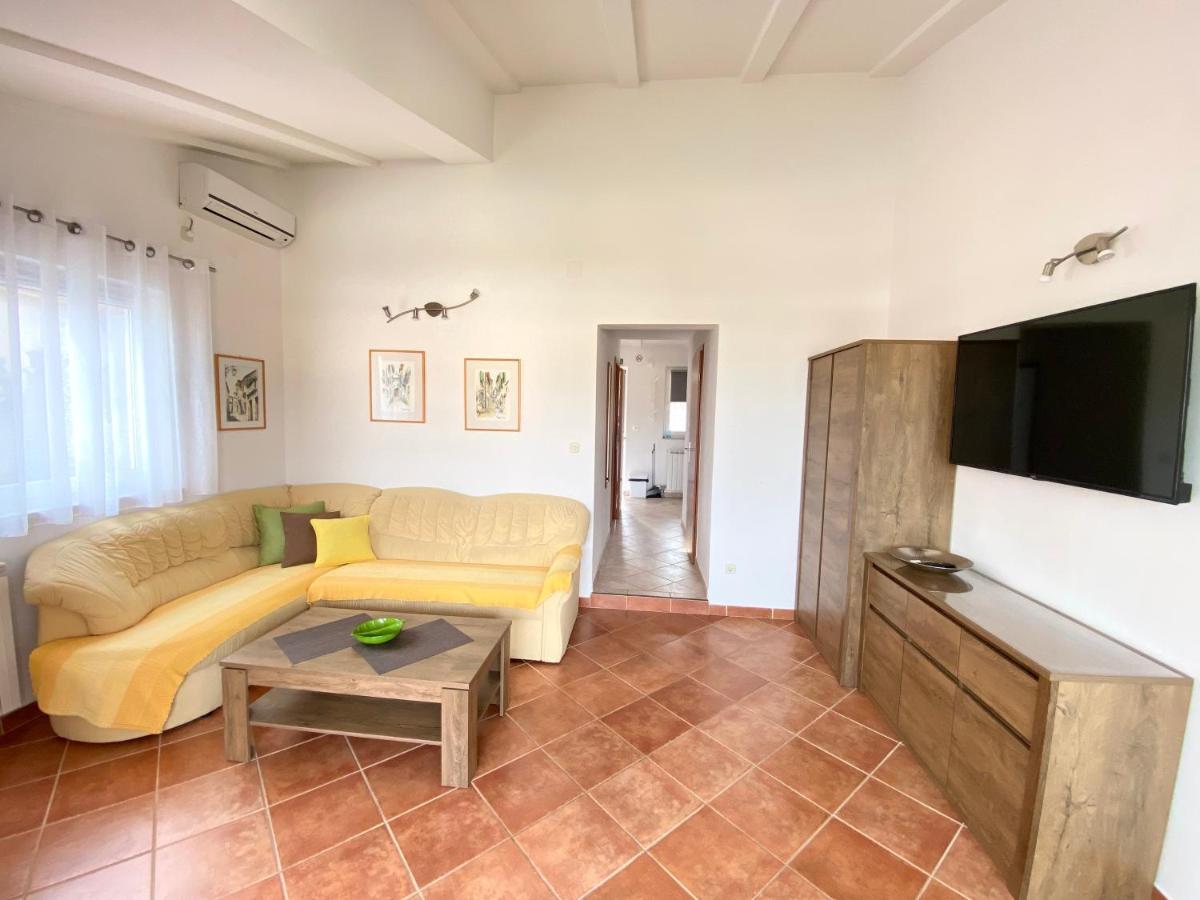 Apartments Peric Jelsa  Exterior photo
