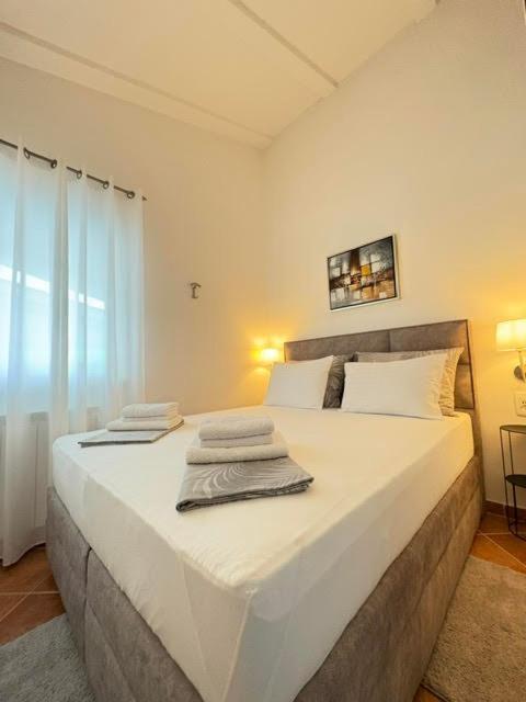 Apartments Peric Jelsa  Exterior photo