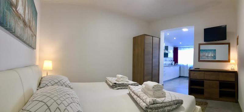 Apartments Peric Jelsa  Exterior photo